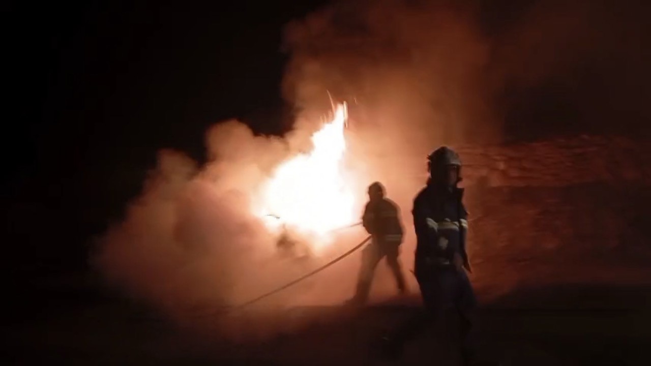 Park halindeki otomobil alevlere teslim oldu
