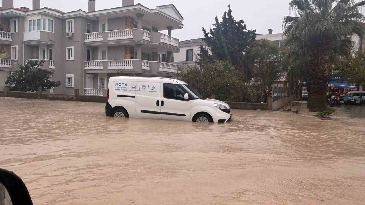 Çeşme’de sağanak yağış: Caddeler dereye döndü, rögarlar taştı
