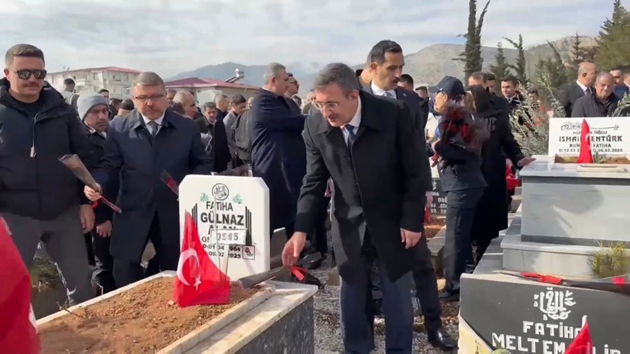 Cumhurbaşkanı Yardımcısı Yılmaz, deprem şehitlerinin mezarını ziyaret etti
