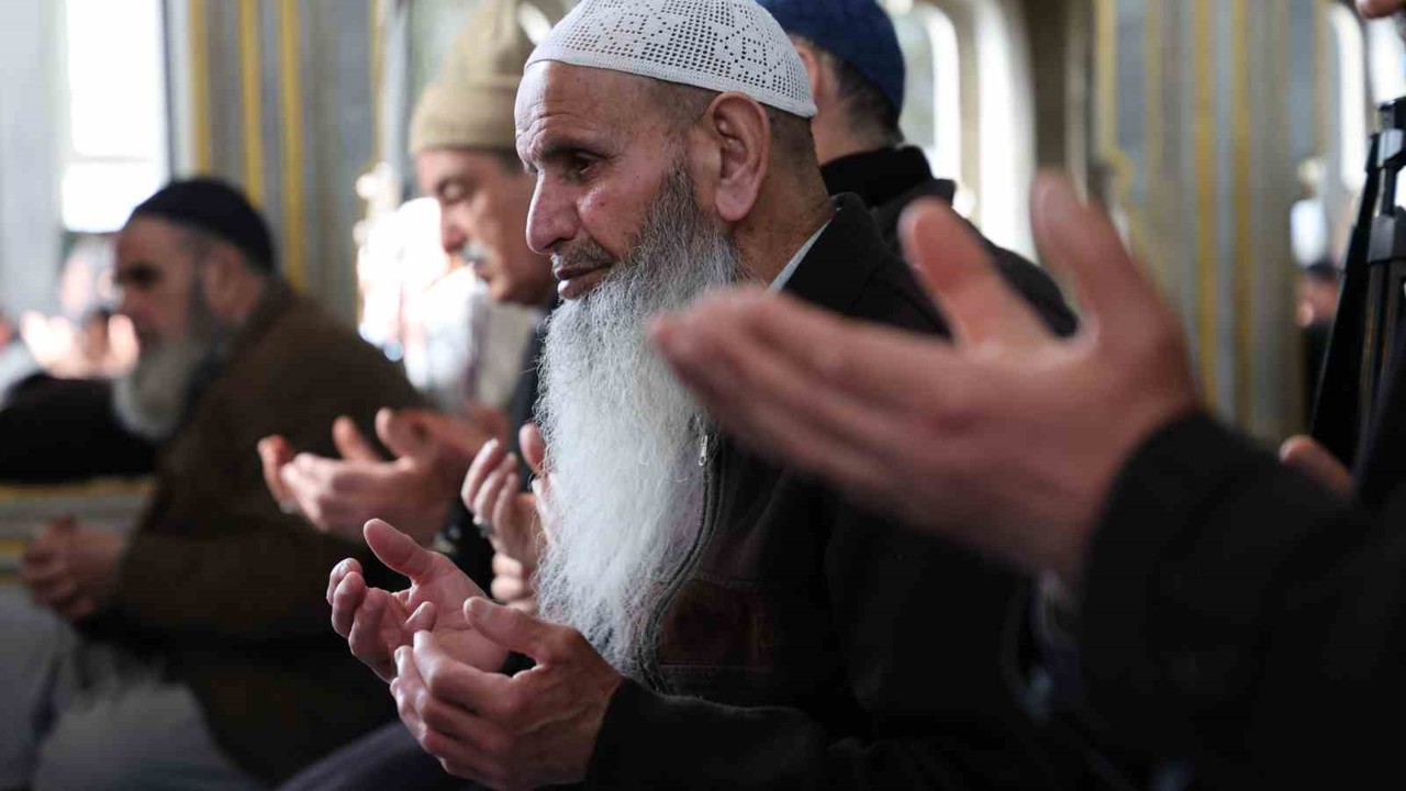 Elazığ’da depremde hayatını kaybedenler dualarla anıldı
