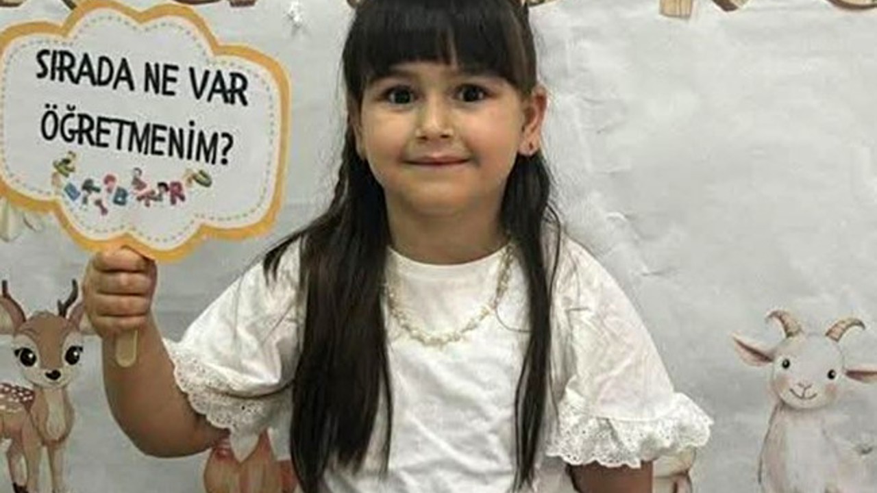 Bu acıya yürek dayanmaz, babası 7 yaşındaki kızının tabutunu taşıdı
