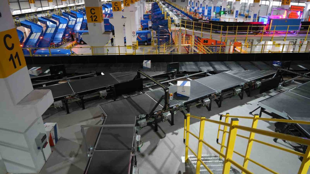 Saatte 25 bin kargo, insan eli değmeden bir araçtan diğerine yükleniyor
