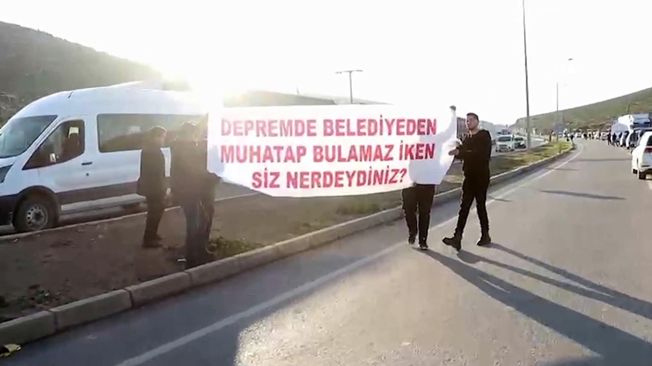 Depremzede vatandaşlar, Özgür Özel’i, ‘Bugüne kadar neredeydin’ diyerek yuhaladılar
