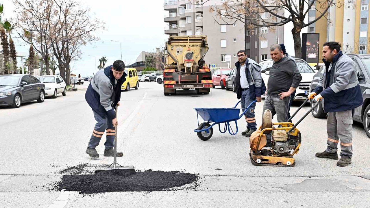 Muratpaşa’da yollar onarılıyor
