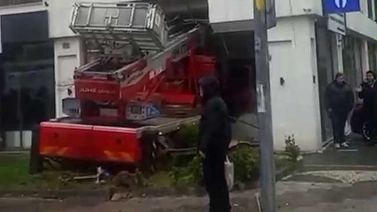 İstanbul Büyükçekmece’de sepetli vinç, diş polikliniğine daldı. Yaralılar olduğu öğrenilirken olay yerine polis ve sağlık ekipleri sevk edildi.
