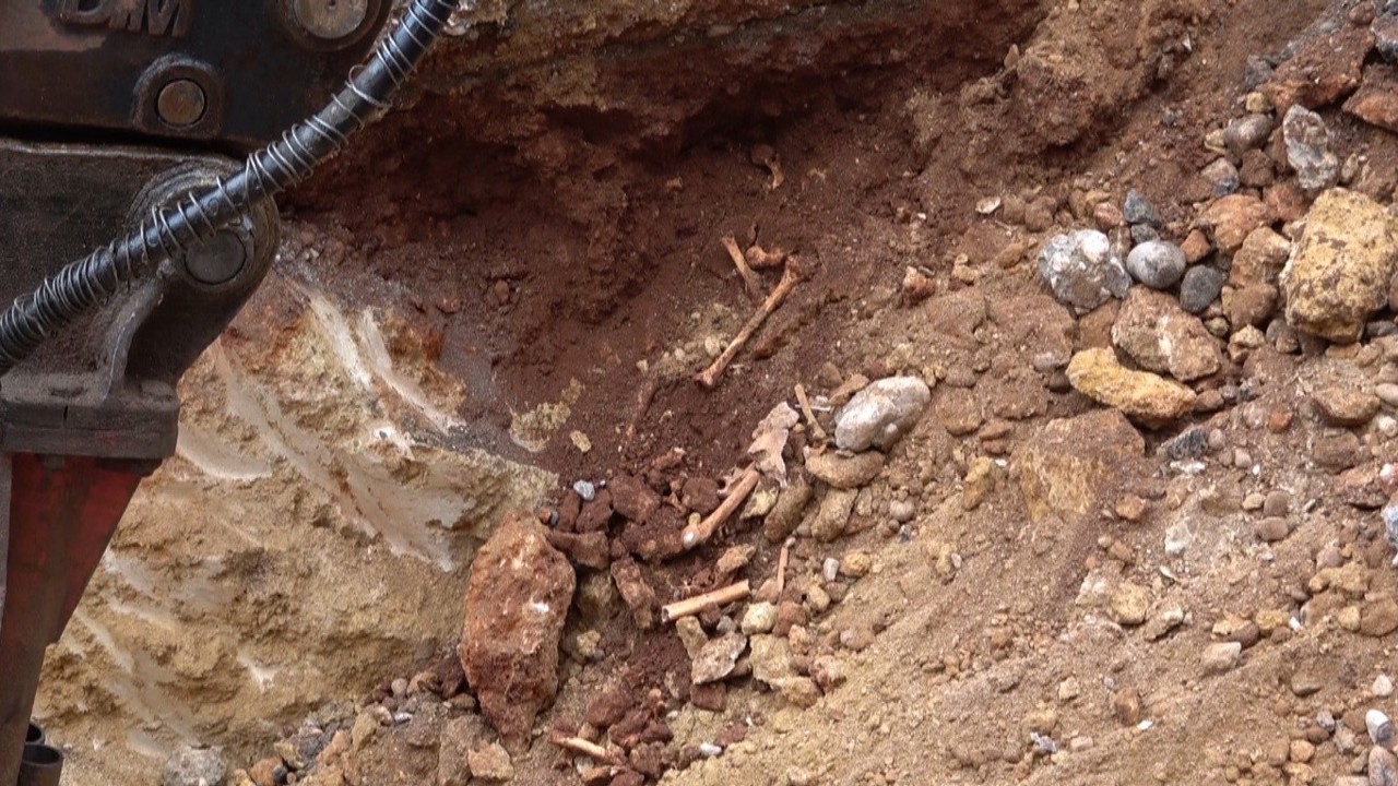 Antalya’da belediye kazısında kemik parçaları bulundu
