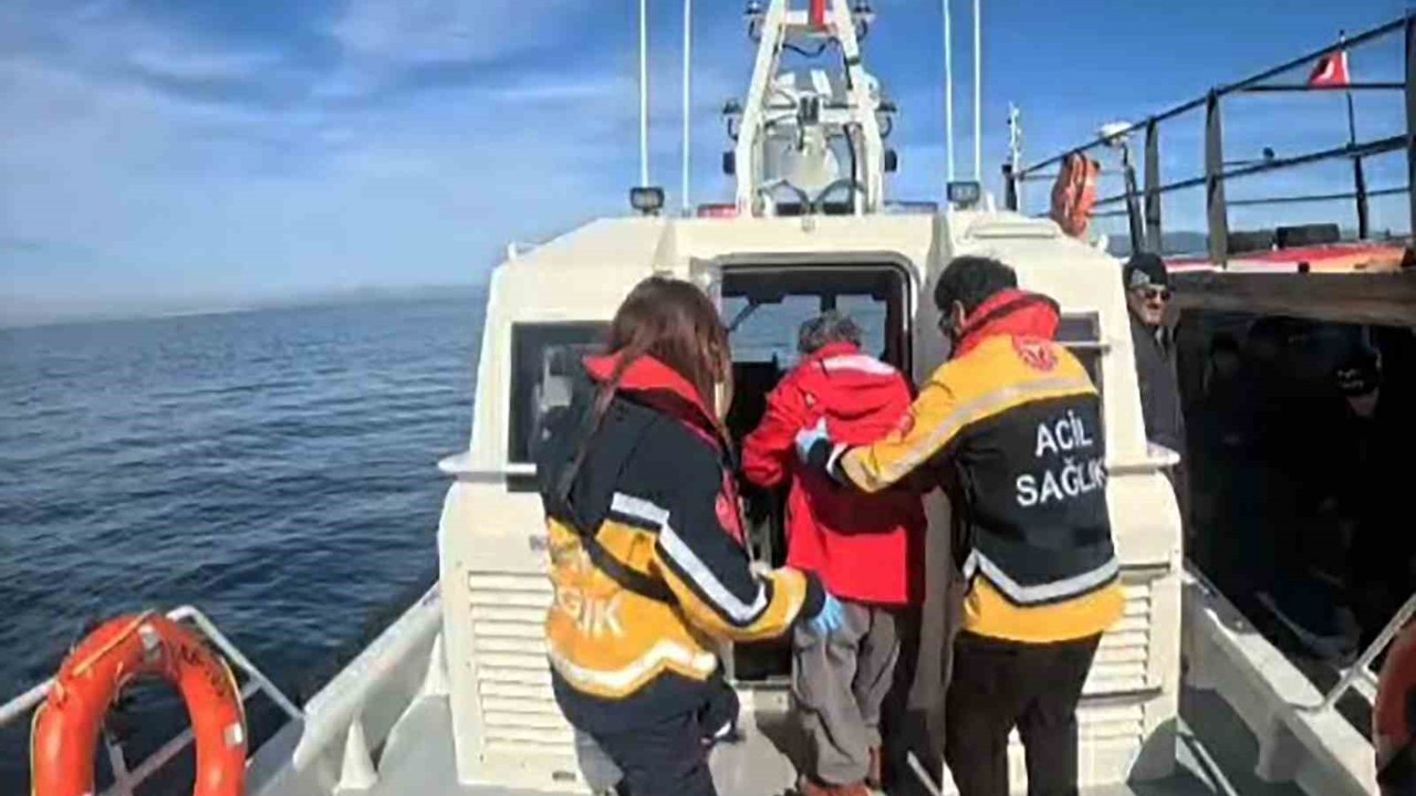 Balıkçı teknesinde rahatsızlanan vatandaşa Sahil Güvenlikten tıbbi tahliye
