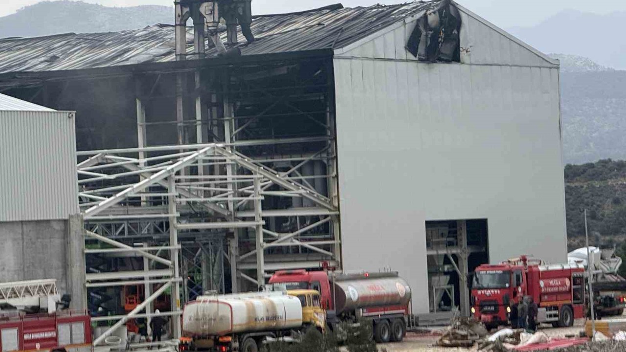 Milas’ta fabrika inşaatındaki yangın kontrol altına alındı
