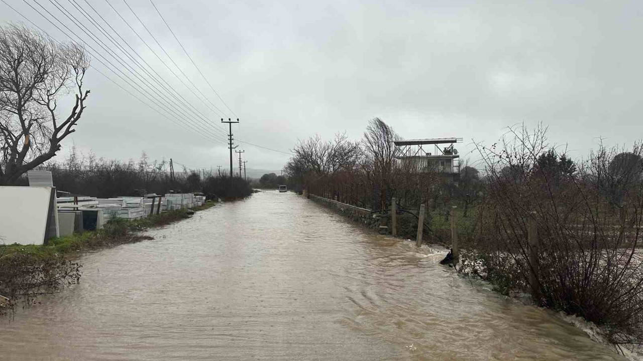 Ayvacık’ta sağanak yağış etkili oldu
