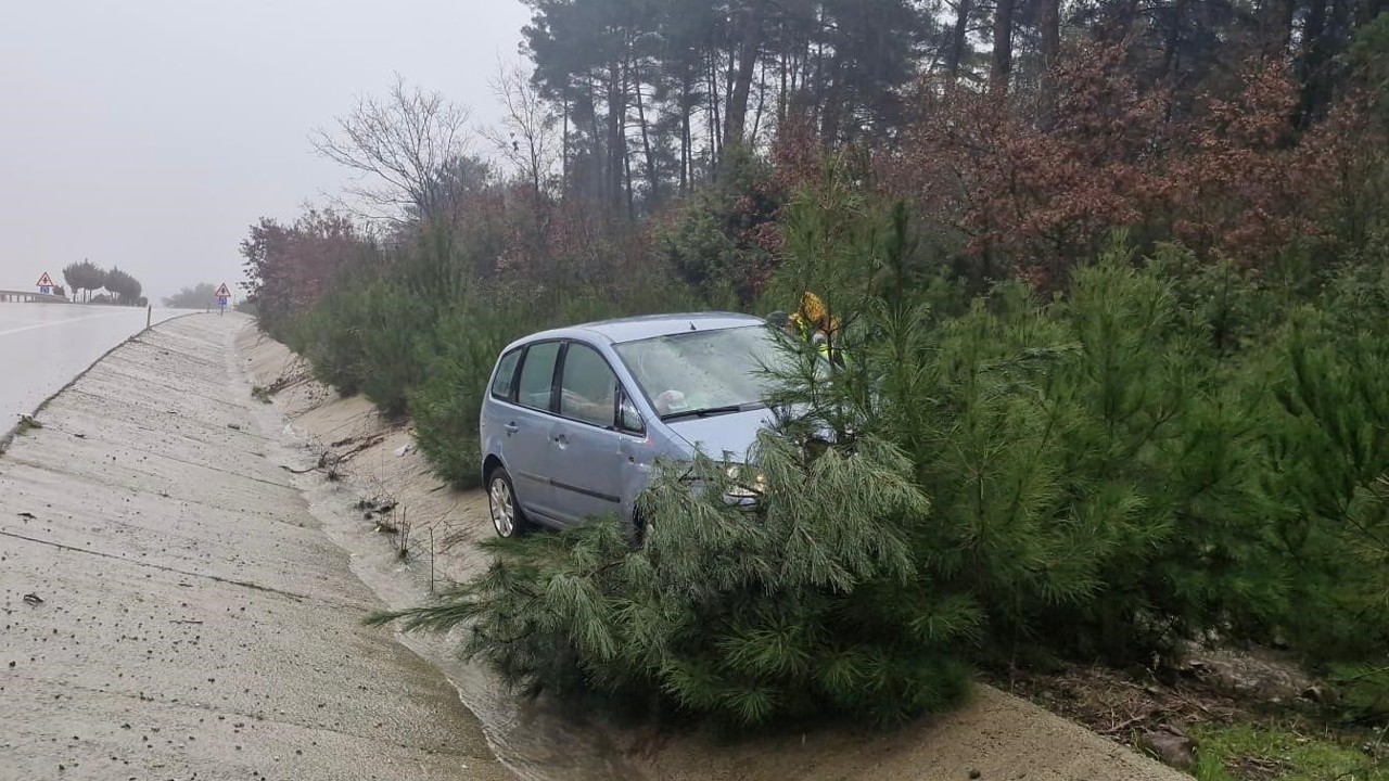 Çanakkale’de yoldan çıkan otomobil ağaca çarptı; 2 kişi yaralandı
