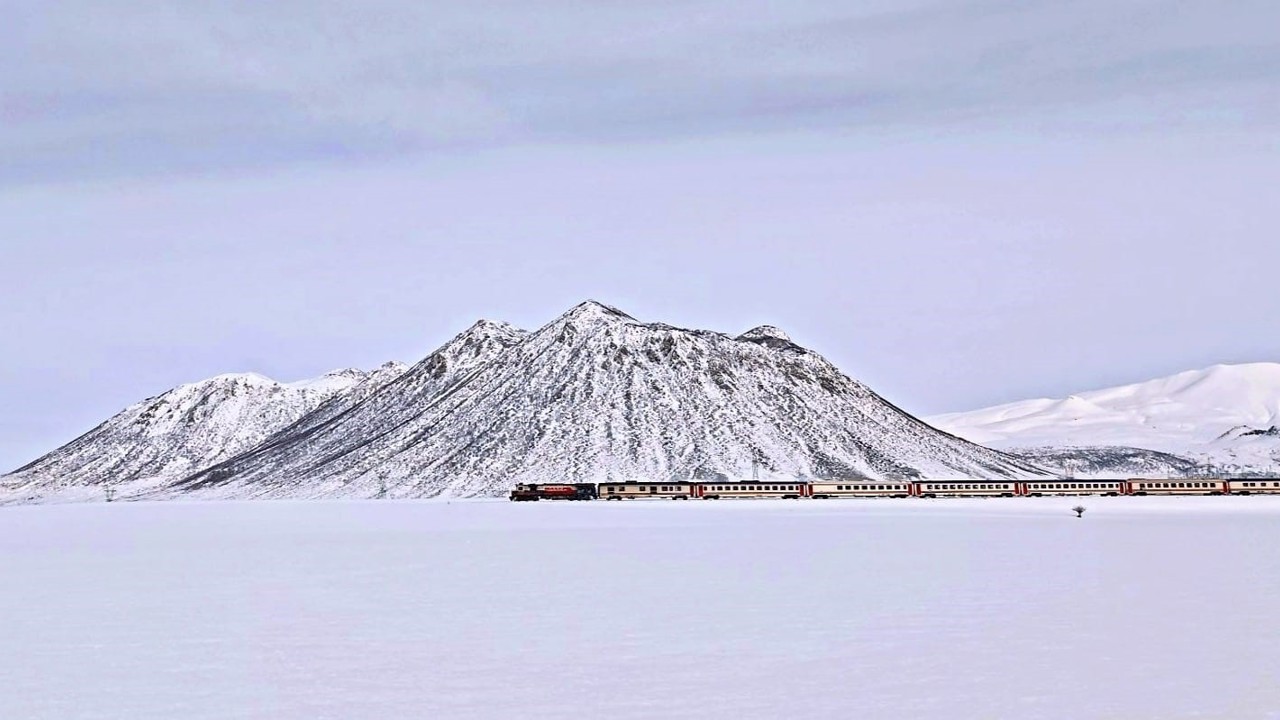 Van Gölü Ekspresi’nin Kirkor Dağı eteklerindeki manzarası hayran bıraktı
