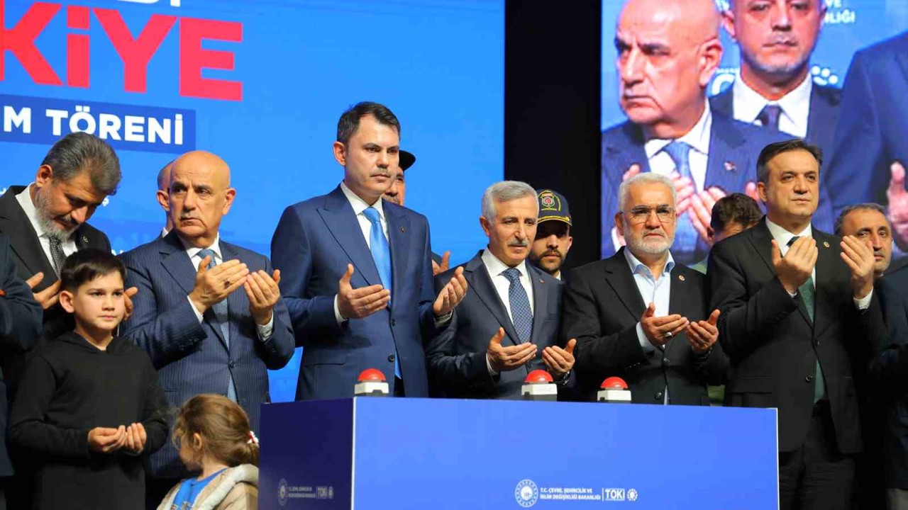 Bakan Kurum’dan CHP Genel Başkanı Özel’e tepki: "Özgür Bey vakit tiyatro vakti değildir"
