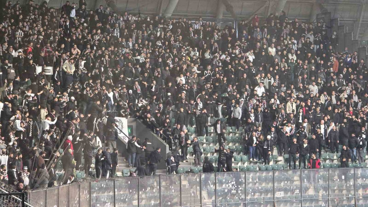 Beşiktaş tribünü karıştı, 15 taraftara adli işlem yapıldı
