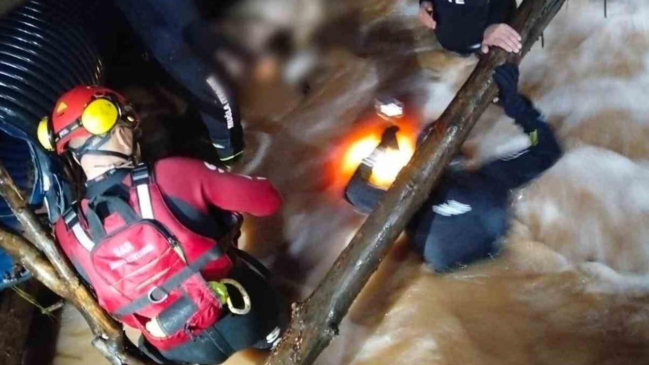Sele kapılan otomobil sürücü, 3 saatlik çalışmanın sonunda ölü olarak bulundu
