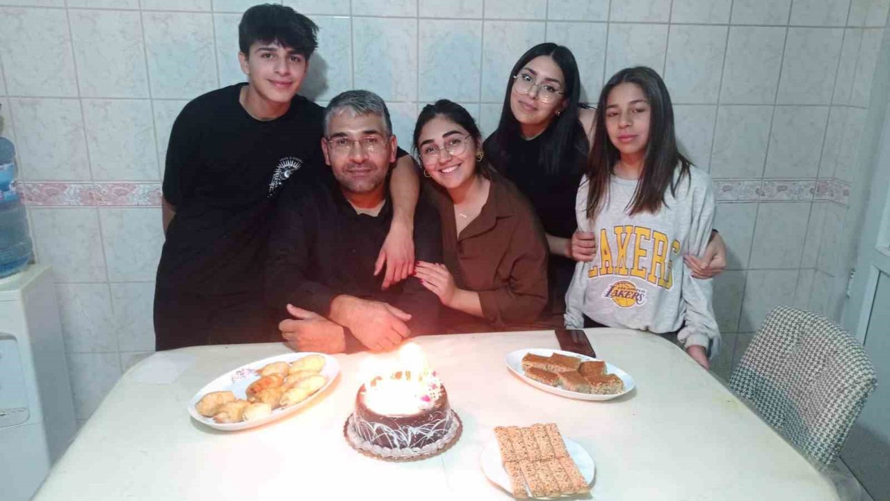 Depremde tüm ailesini kaybeden baba, 04.17’de mezar başında gözyaşlarına boğuldu
