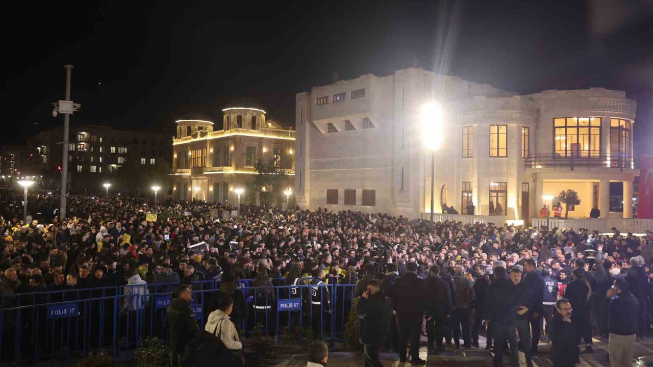 Asrın felaketinin 3’ünci yıl dönümünde Hatay’da binlerce kişi sessiz yürüyüş gerçekleştirdi
