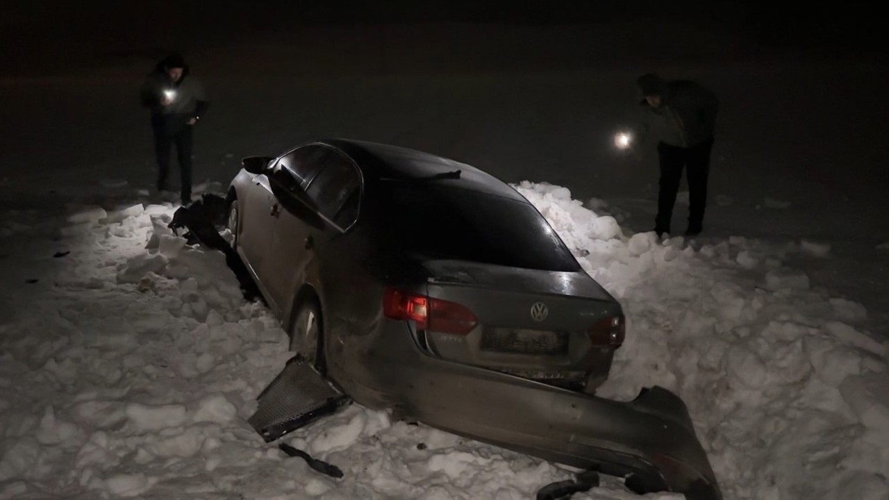 Yüksekova’da otomobil 30 metre savrularak kar yığınına saplandı: 3 yaralı
