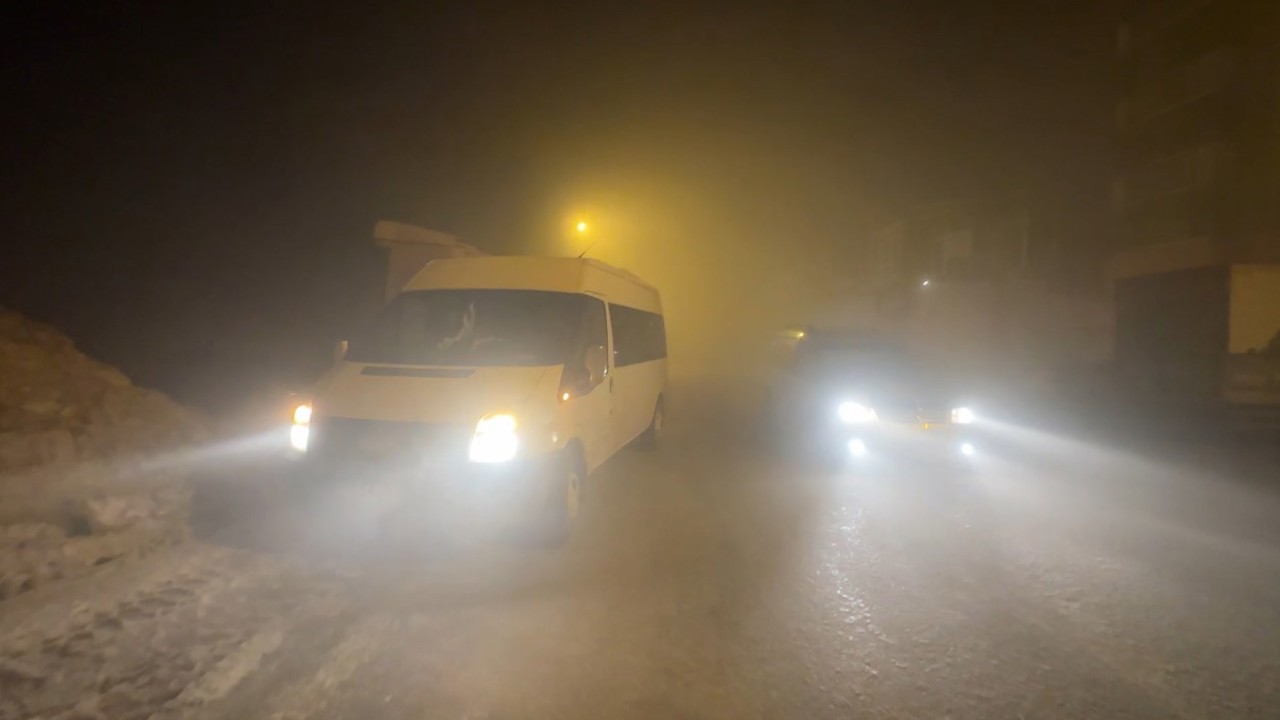 Yüksekova’da yoğun sis görüş mesafesini 5 metreye düşürdü
