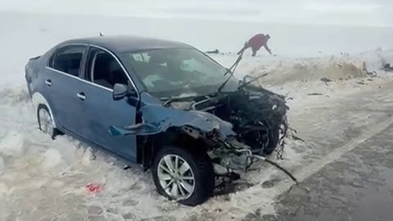 Erzurum’da otomobille tırın çarpıştığı kazada sürücüler yaralandı
