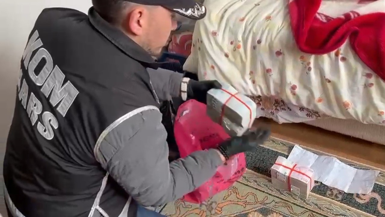 Kars’ta tefecilik operasyonu: Yatağın altından poşet poşet para çıktı
