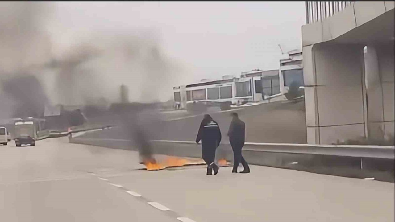 Bursa’da seyir halindeki kamyonet alev alev yandı
