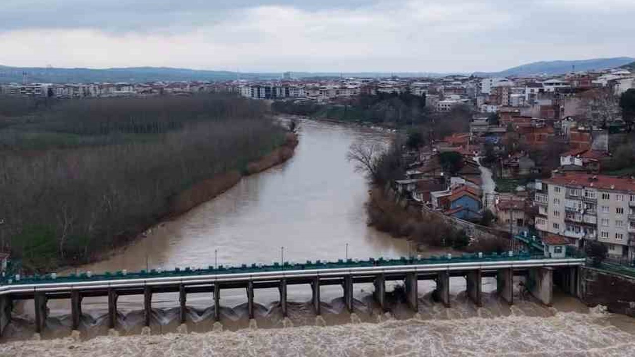 Kar ve yağmurların ardından, Mustafakemalpaşa Çayı coştu
