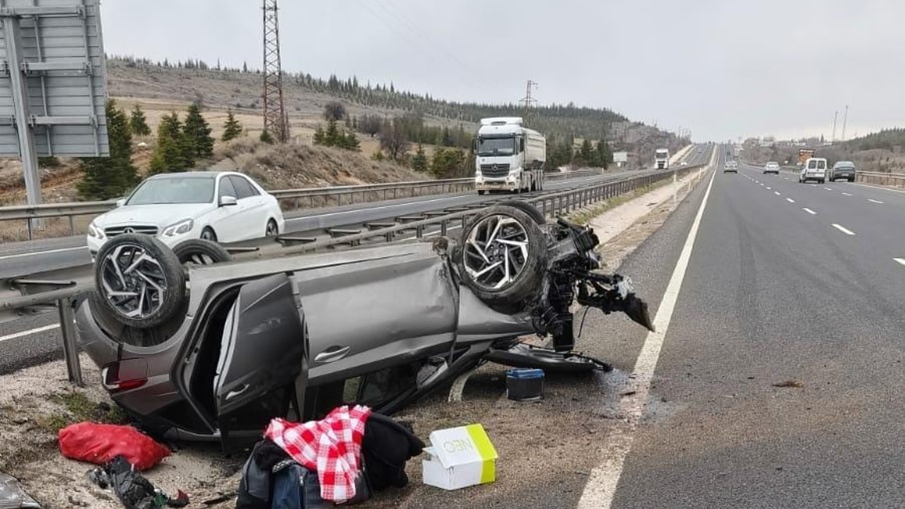 Kontrolden çıkan otomobil ters döndü: 2 yaralı
