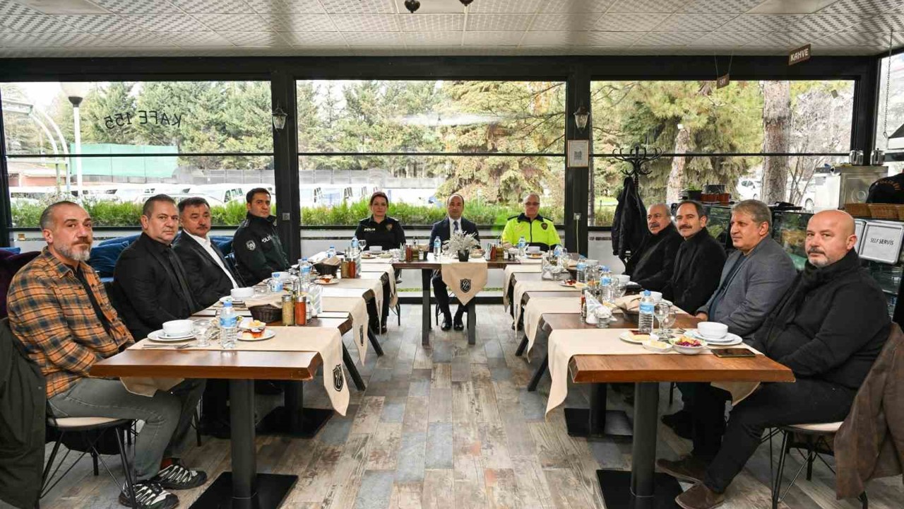 Eskişehir Emniyet Müdürü Tolga Yılmaz emekli personelle bir araya geldi
