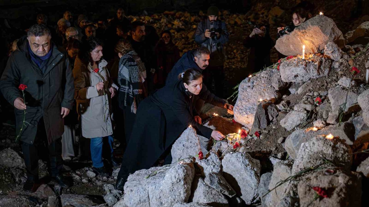 Kahramanmaraş depremlerinin 3. yıl dönümünde hayatını kaybedenler saat 04.17’de anıldı
