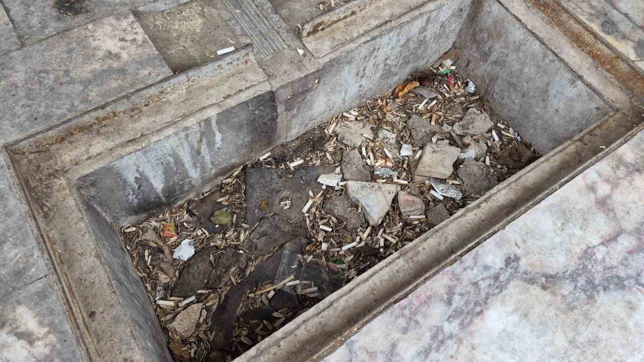 Eskişehir’de tarihi çeşmeye "Çöp" darbesi: Muhtar çareyi yazı asmakta buldu
