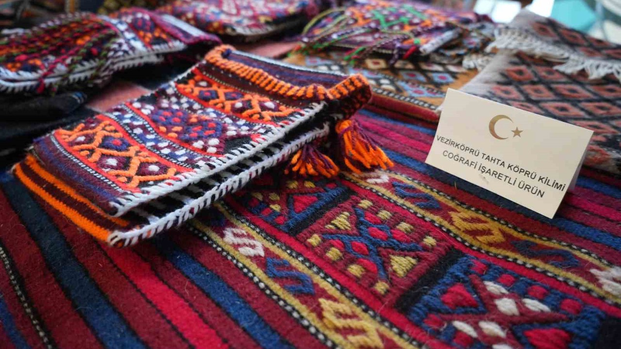 Kadınların el emeğiyle dokuduğu geleneksel kilimler ilgi bekliyor
