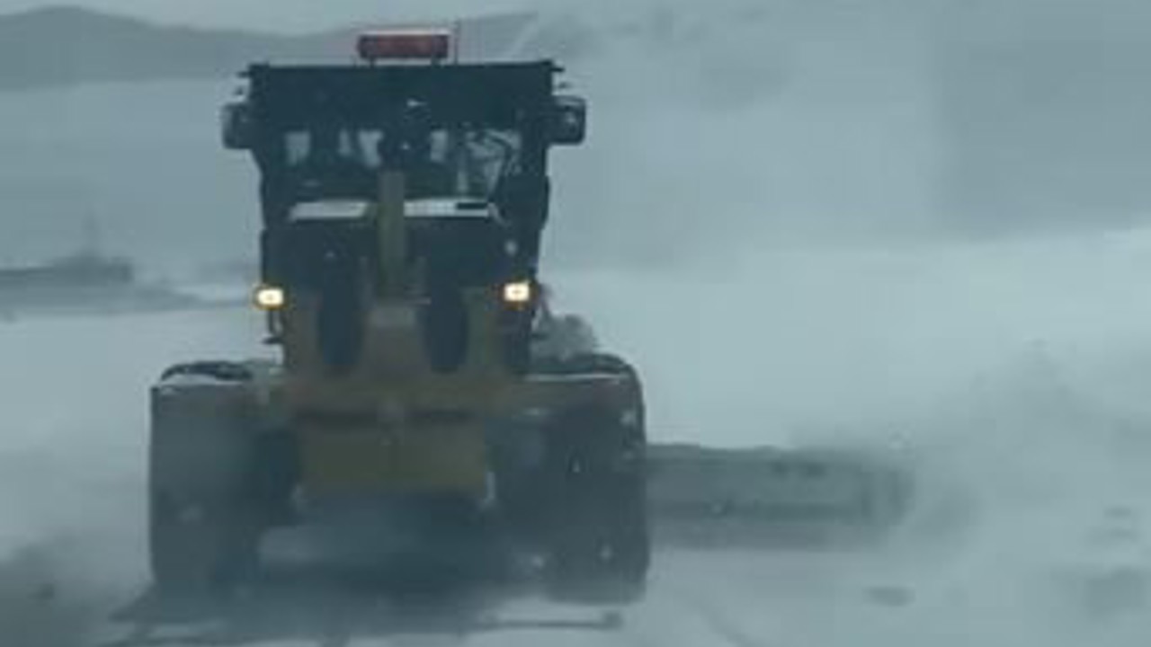 Özel İdare ekipleri tipiden kapanan yolları açmak için aralıksız çalışıyor
