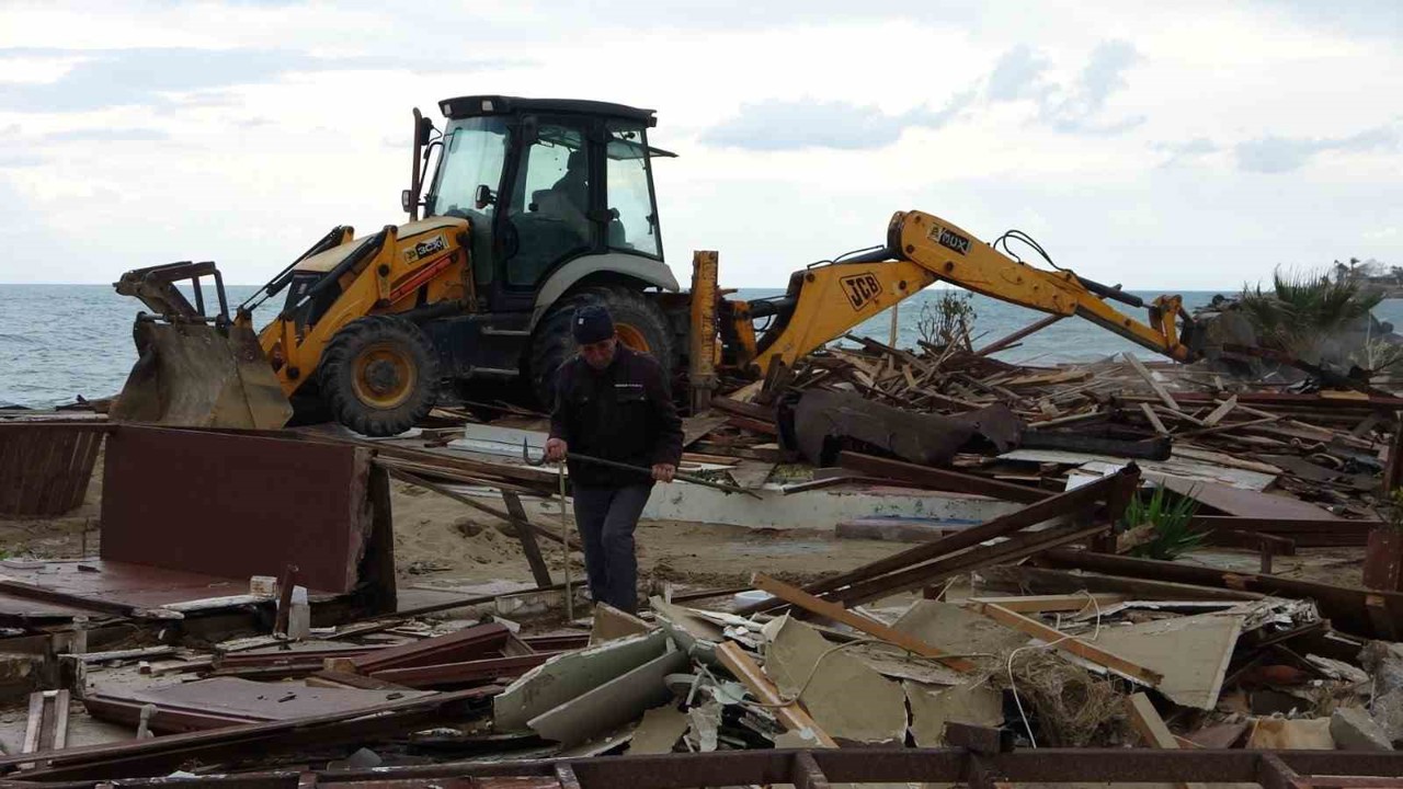 Side büyük plajda günübirlik 15 işletme yıkıldı
