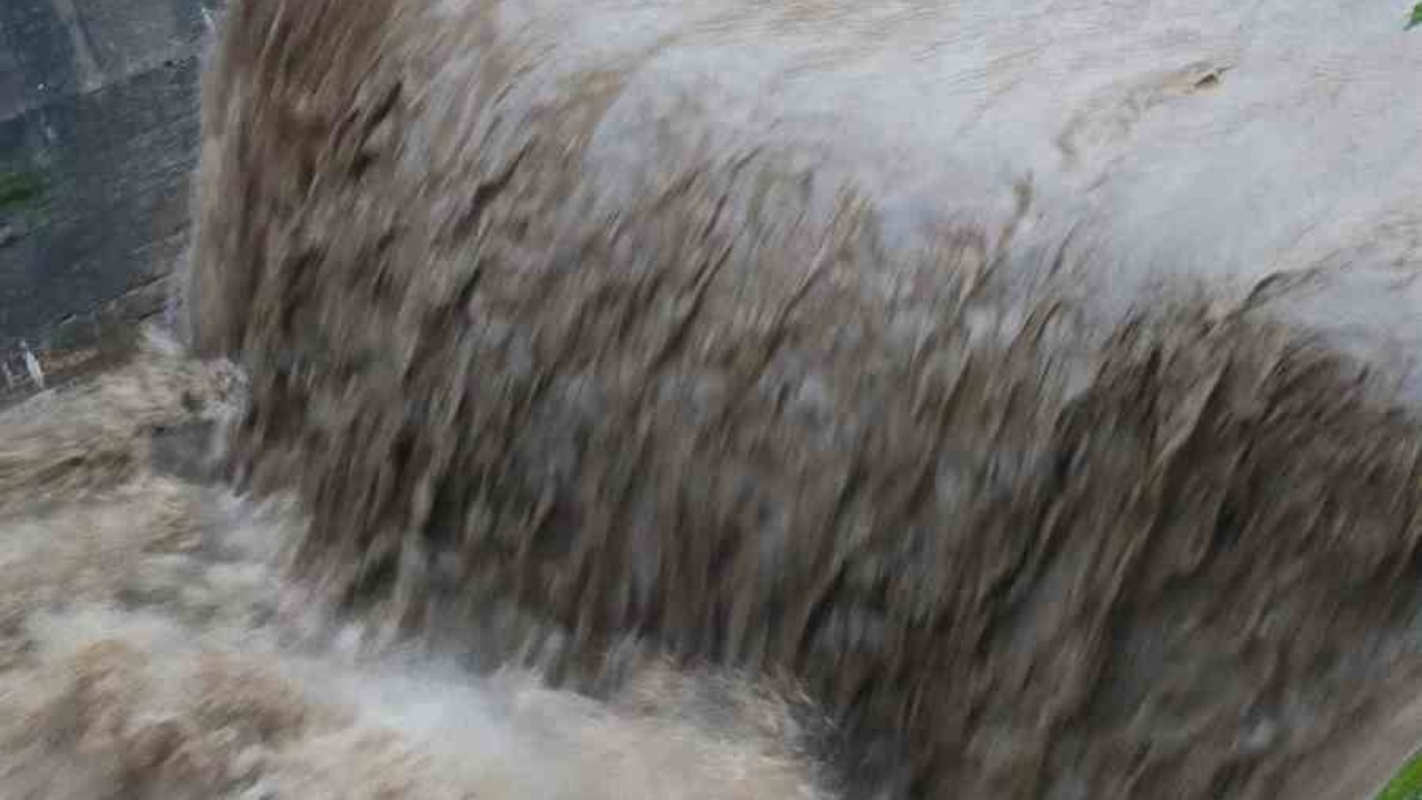 Tabakhane Deresi yağışla birlikte coştu
