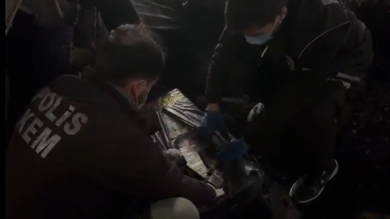 Kömür yüklü tırın dorsesinden binlerce kaçak ürün çıktı
