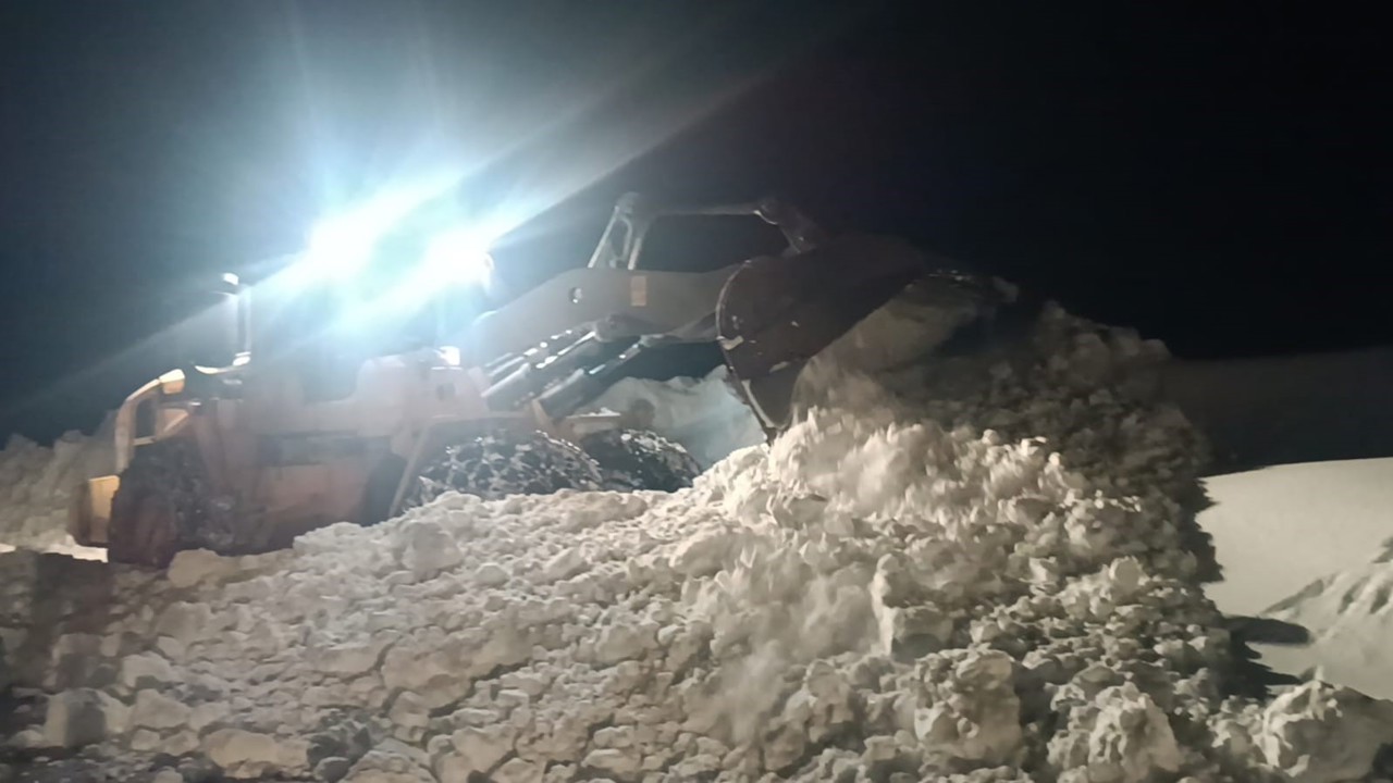 Hakkari 2.800 rakımda yol genişletme çalışması
