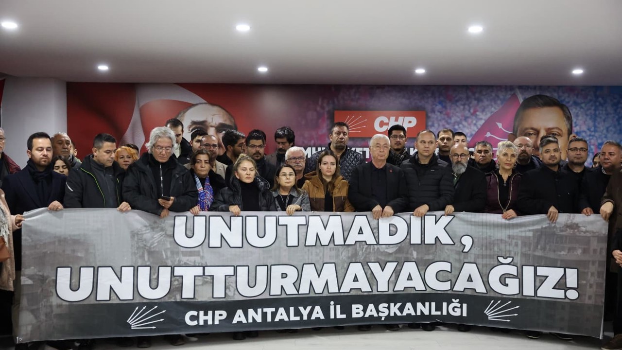 6 Şubat depremlerinin 3. yıl dönümünde hayatını kaybedenler anıldı
