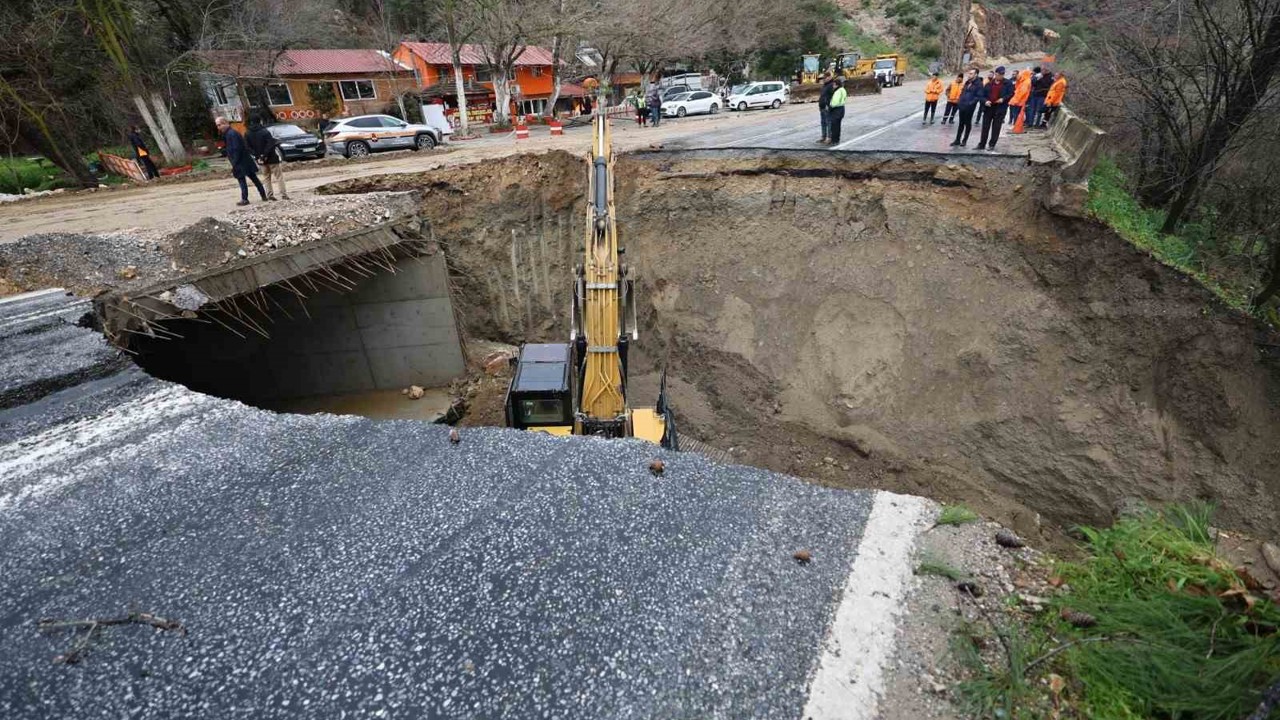Selçuk - Ortaklar yolu çöktü, yol ulaşıma tamamen kapandı
