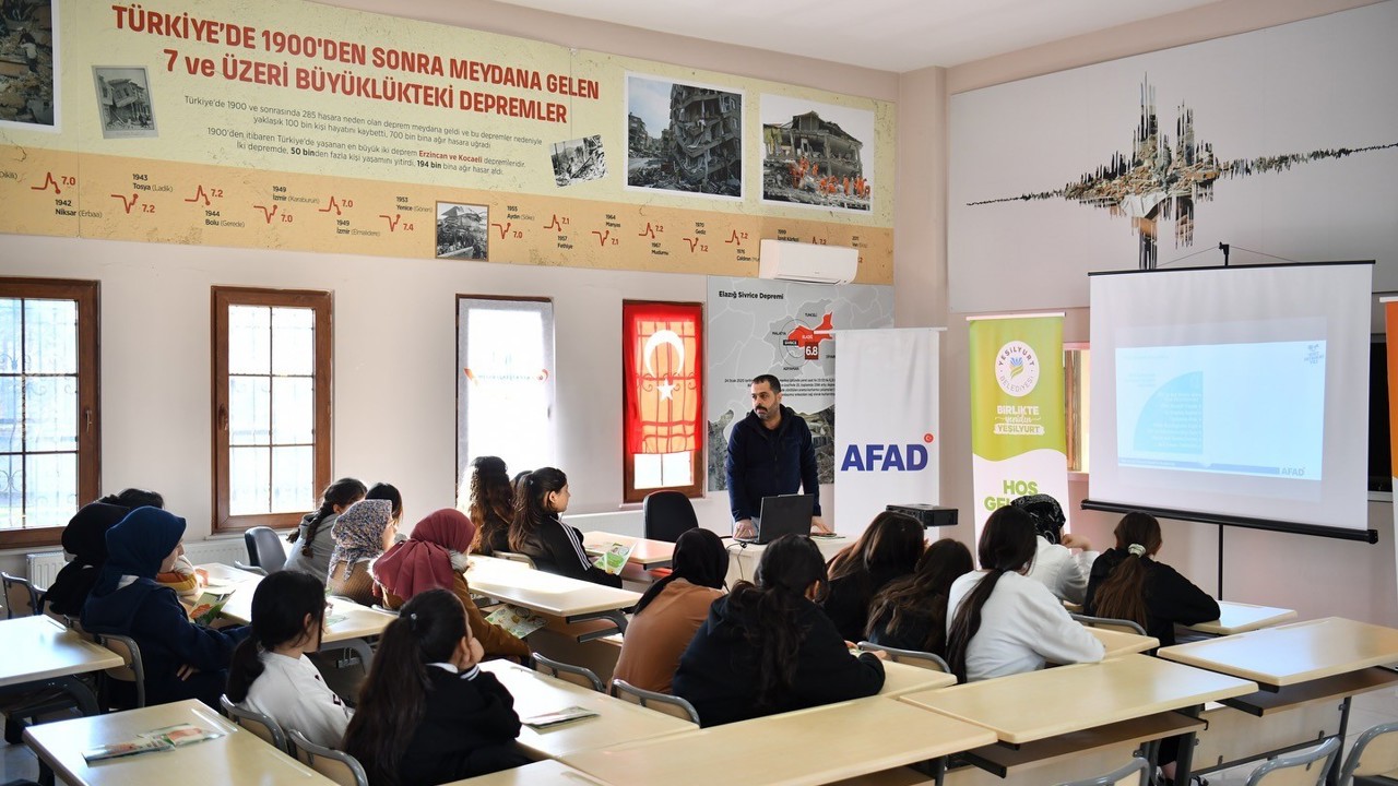 Yeşilyurt Belediyesi Afetlere hazırlık eğitimlerini kararlıkla sürdürüyor
