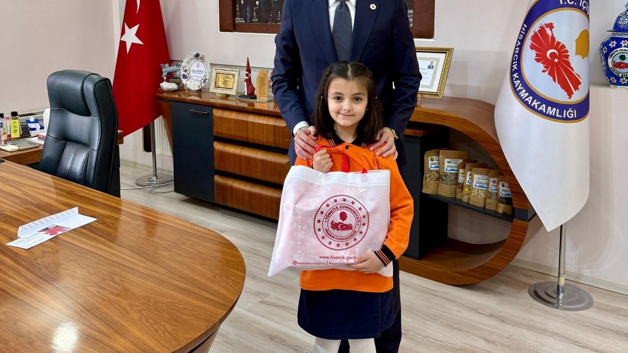 Hisarcık Kaymakamı Erkan Atam’dan başarılı öğrenciye ödül
