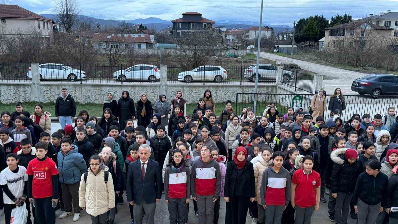 Düzce’de okullarda 6 Şubat depremleri için saygı duruşu
