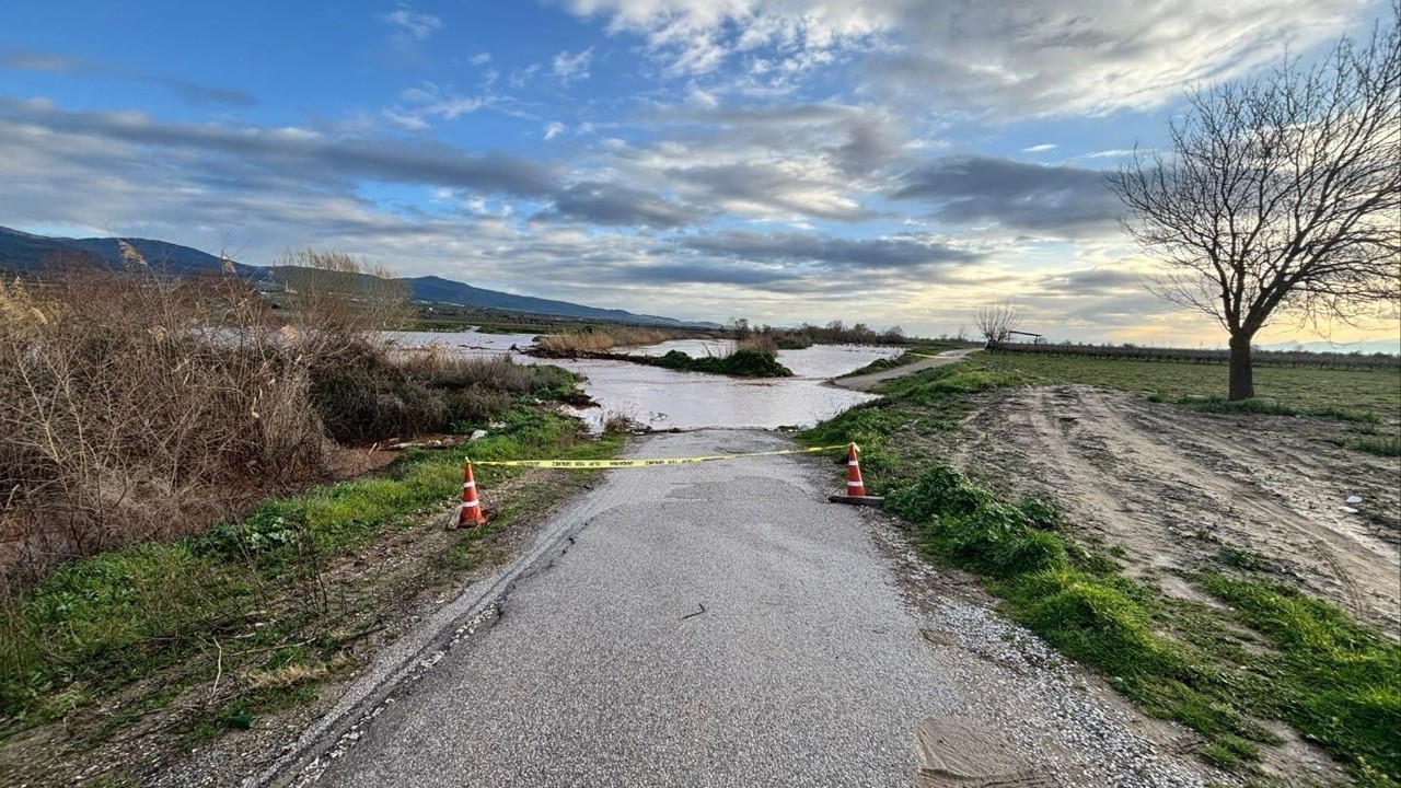 Gediz taştı, köprü sular altında kaldı
