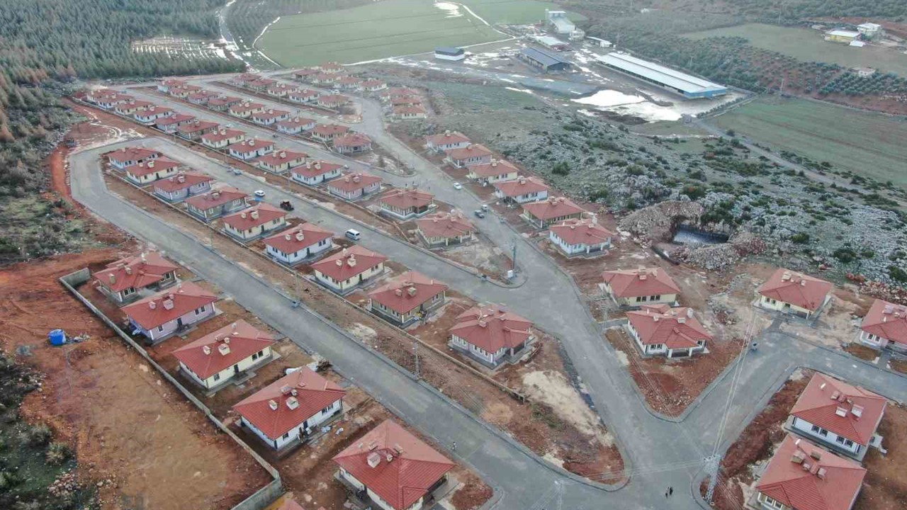 Depremzedeler: "Devlet bize ev değil villa yaptı"
