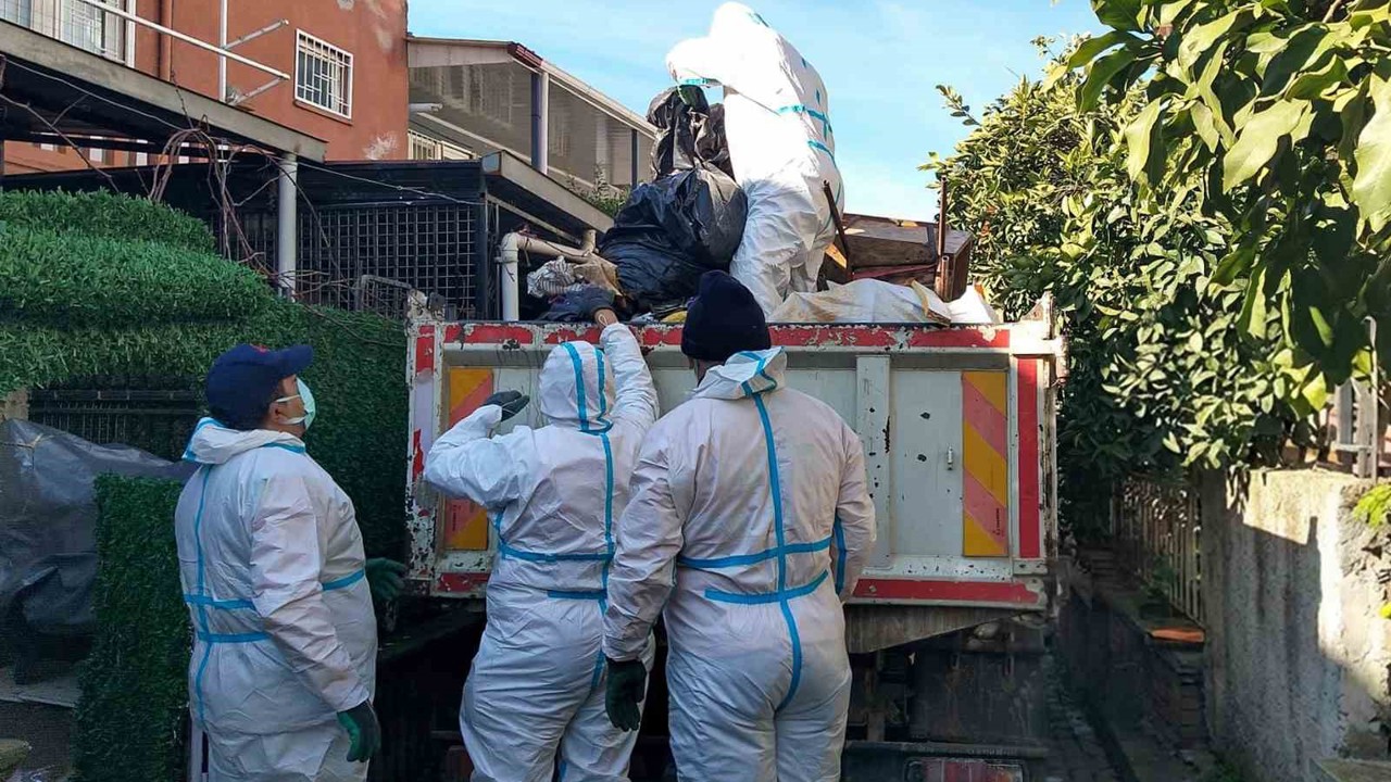 Aydın’da iki çöp evden 13 kamyon çöp çıktı
