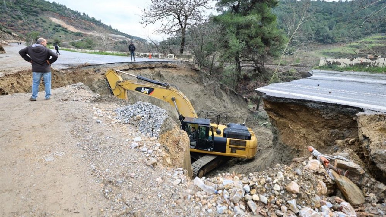 Aydın sınırında çöken yol ulaşıma kapandı
