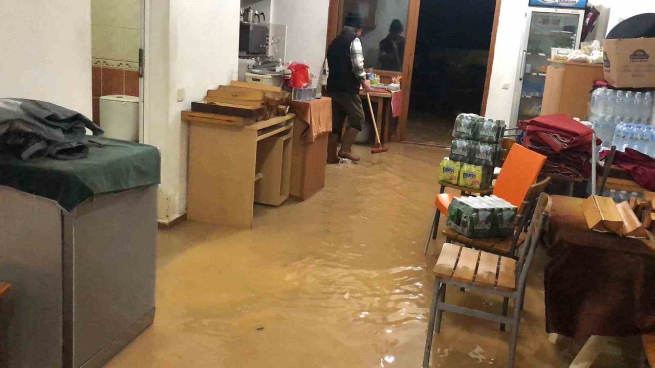 İşyerine su basan esnaf Datça Belediyesi’ne tepki gösterdi
