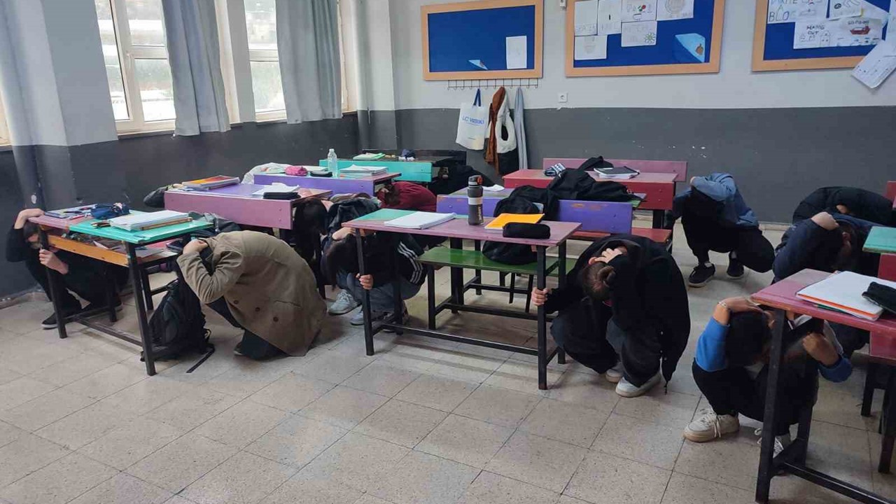 Antalya’da gerçeğini aratmayan deprem ve yangın tatbikatı
