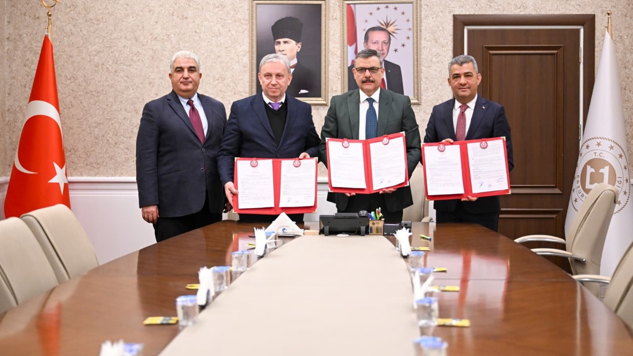 Erzurum’da kapalı spor salonu için imzalar atıldı
