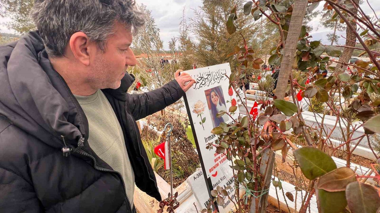 Enkaz altındaki kızının elini hiç bırakmamıştı, depremin 3. yılında kabrini ziyaret etti

