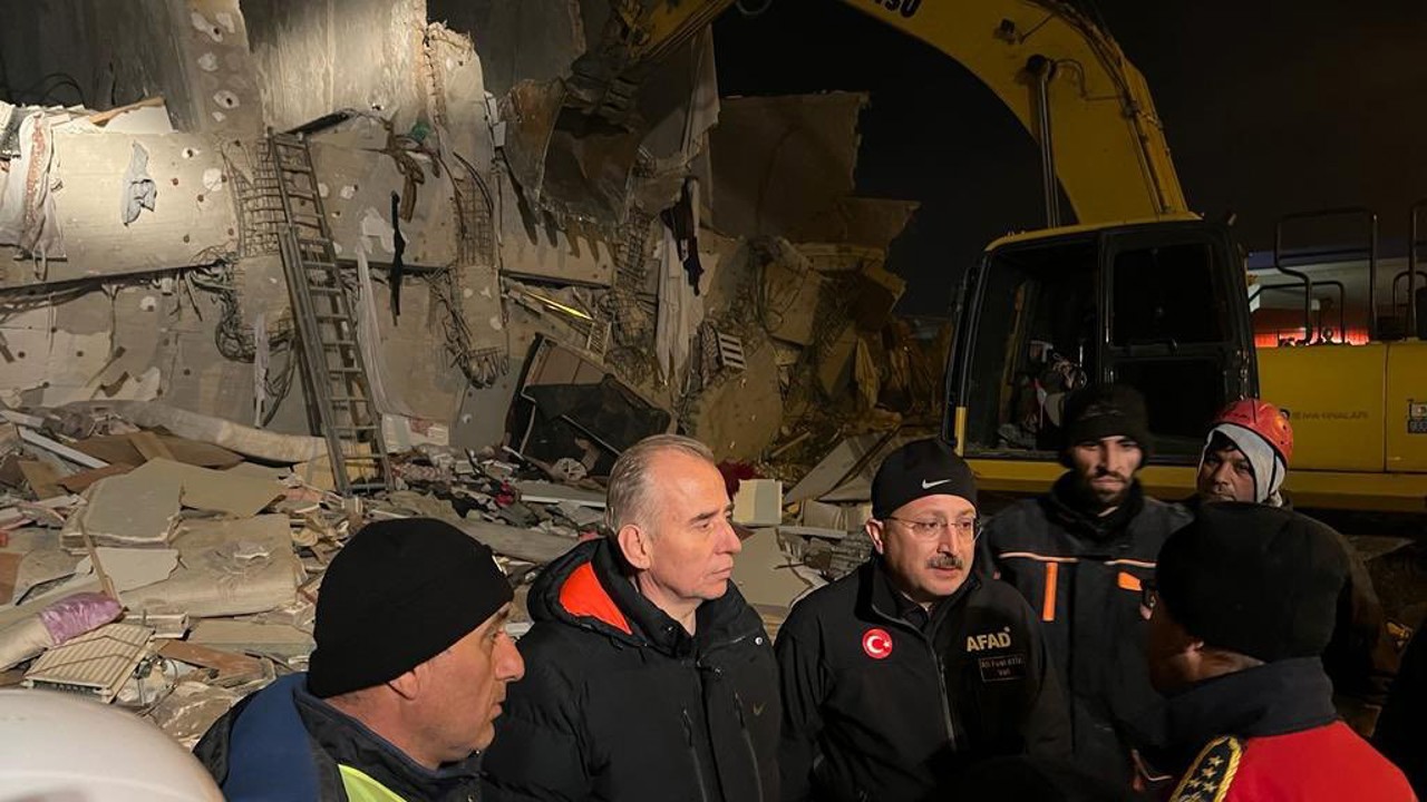 Unutulmayan fedakarlık: Kolunda kemoterapi serumuyla deprem bölgesinde çalıştı
